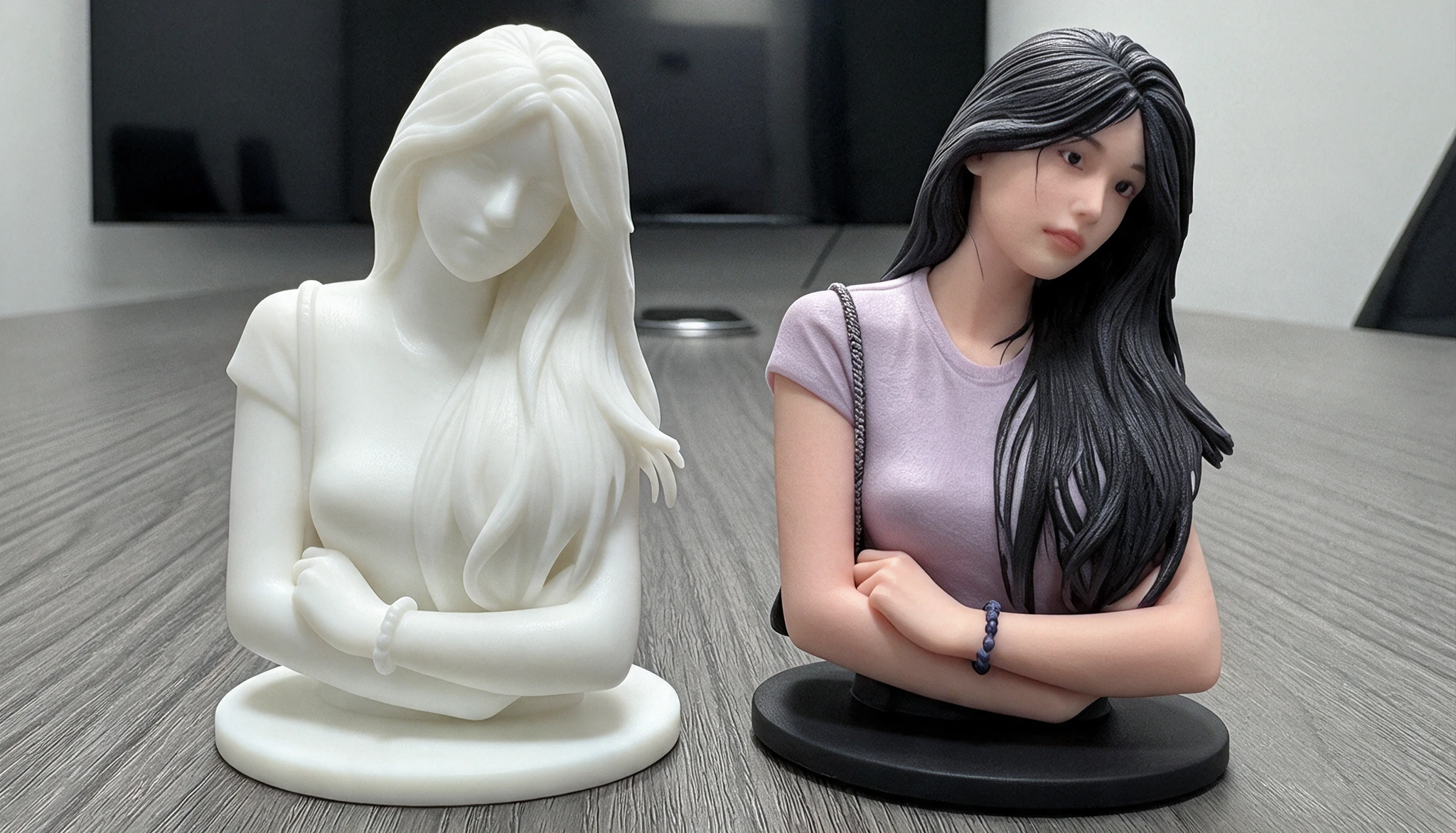 素白与全彩女性摆件并排展示